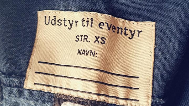 Billede af label hvor der står udstyr til eventyr